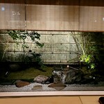 宮坂 - カウンター正面の庭