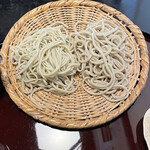 紫仙庵 - 左　十割蕎麦せいろ（自家製粉石臼挽き）　右　粗挽き蕎麦せいろ（自家製粉粗挽き）