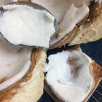 楽楽生鮮 - 果肉をスプーンですくっていただきます。