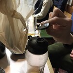 がばちょ - 持ち帰りの袋もらったらなんか飛んできたの図①