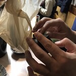 がばちょ - 持ち帰りの袋もらったらなんか飛んできたの図②(･∀･)ｼﾗﾝｹﾄﾞ!!!!!