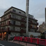 麗江 - 大栄マンションの１階。日の出湯の煙突が目立つマンションです。