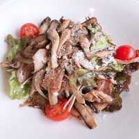 サント ウベルトゥス - サラダランチ　沢山のキノコとベーコンソテー、バルサミコソース