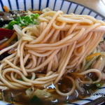 伊豫屋 - 伊豫麺の麺。スープにとろみがあります。
