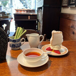 ブンブン紅茶店 - ケーキセット1100円。紅茶はカップ3杯分。飲み頃で提供なので濃すぎて困ったりしないところが好き。