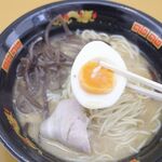 三代目釜匠 ばってんラーメン - 半分にカットされた味玉は黄身がとろーり半熟で美味！