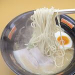 Sandaimekamashoubattenramen - スープは豚骨スープならではの旨味が感じられながらも後味に切れがあり、中細のモチモチ食感の麺ともマッチ！