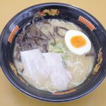 三代目釜匠 ばってんラーメン - この日は混雑していたこともあって、注文してから10分ほどで「とんこつラーメン」が完成！