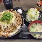 Densetsu No Sutadonya - 炙りチーズ背脂黒すた丼大爆発盛り(期間限定)飯増し+プチサラダ