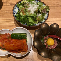 焼肉すどう 春吉 - キムチ サラダ ユッケ