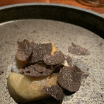 蒼 - ヴォーグリューズ産の黒トリュフは、香りの高さが違います！北あかり、バターとで、とてもふくよかな一皿。