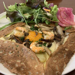 カシェット - 小海老・キノコ・ポテトのバジルオイルソテー・チーズ・玉子のガレット