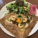 カシェット - 小海老・キノコ・ポテトのバジルオイルソテー・チーズ・玉子のガレット