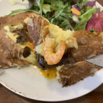 カシェット - 小海老・キノコ・ポテトのバジルオイルソテー・チーズ・玉子のガレット、フォーク上げ