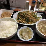 十八番 - 青椒肉絲定食(950円)