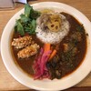 51 CURRY CAFE - 「牡蠣天麩羅のマイルドカリー×スパイシーチキンカリーの 2 種あひがけプレート」（1,350圓）。