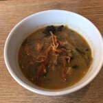 51 CURRY CAFE - 「スパイスベジタブルスープ（小松菜と豆のココナッツスープ）」（110圓）。