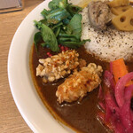 51 CURRY CAFE - 牡蠣の天麩羅や副菜。