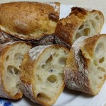 무스부 베이커리 - 바게트(반쪽). 속은 쫄깃하고, 껍질은 바삭합니다. 밀가루의 향기가 좋습니다~.