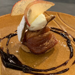 カーサ・デル・チーボ - 岩舘りんご園さんの紅玉タルトタタン　フレッシュチーズのクリーム添え