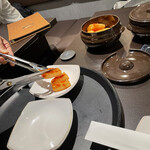 韓国料理 ハモニ食堂 - 美味しいキムチを目の前で切ってくれます