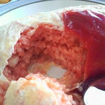 あほだら亭 - 薄焼き卵にチキンライスがパンパンに入ってます。