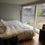 アリタハウス - ロールスクリーンを上げると隣りの敷地から丸見え…（汗）