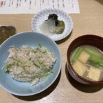 銀座 結絆 - 松葉蟹の釜炊きごはん　小松菜と榎木のお味噌汁