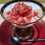 銀座 結絆 - 燻製した杏仁豆腐にまるごとイチゴかき氷