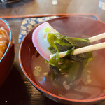 手打ちそば・うどん  田舎茶屋 - 吸い物はワカメと蒲鉾