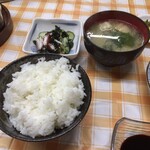 割烹マキノ - ご飯(普通盛)、味噌汁、小鉢