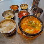 韓国料理 OMONI - ユッケジャンの登場、鍋が小さい(。>д<)