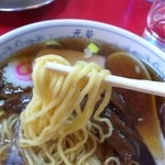 元華 - 平打ちのような少しちぢれた麺。