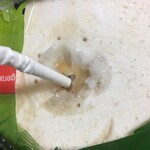 楽楽生鮮 - 穴を開けてからストローを差し込みます。