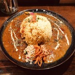 トリッピンスパイス - 和風チキンカレーと塩豚ポークマサラのあいがけ　ルー・ご飯大盛(金曜日はご飯大盛無料) 1000円