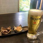 季旬 やま田 - 料理写真:プレミアムモルツとお通しの巻貝、玉子焼き
