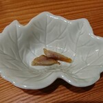 ご飯とちょっと三杯 渡邉 - 店主さんが山サーモンの燻製をストーブで温めてそのまま提供してくれました(≧∇≦)