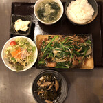 志庵 - レバニラ定食と椎茸昆布の煮物