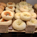 テーラ・テール - マルグリット（¥270）（税込）、3種のチーズピザ（¥270）（税込）