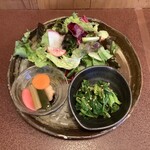 ジャム cafe 可鈴 - グリーンサラダ、自家製ピクルス、菜の花とほうれん草の辛子和え