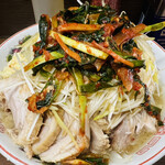 ラーメン二郎 - 小ぶた（880円）＋ネギ（100円）＋ニラキムチ（80円）、ニンニクコール