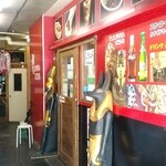 クレオパトラ ケバブ - お店のイートイン入口に立つアヌビスとクレオパトラ？
