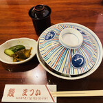 うなぎのまつ嘉 - 隙間から鰻の香ばしい匂いが漂ってきます