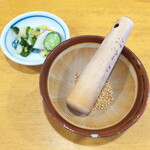 Tonkatsu Kogane - すり鉢に入った白胡麻が登場。ゴリゴリしながら到着を待つ。これが香ばしい～