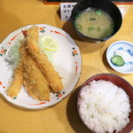 Tonkatsu Kogane - シーフードフライ定食（￥850）。左からイカ・アジ半身・海老フライの盛合せ、コスパ良し♪