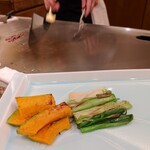 鉄板焼 けやき - ランチの焼野菜(かぼちゃ、芽にんにく)