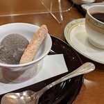 Teppanyaki Keyaki - ラウンジで、デザート(黒胡麻アイス)とコーヒー