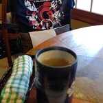 赤坂とん平 - 着席すると運ばれるお茶とおしぼり