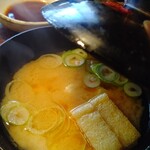 赤坂とん平 - みそ汁の椀から蓋を外して…