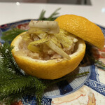 TOMONO - ①北寄貝(北海道産)の柚子釜、黄韮載せ、ピーナッツ油炒めの葱ソース掛け